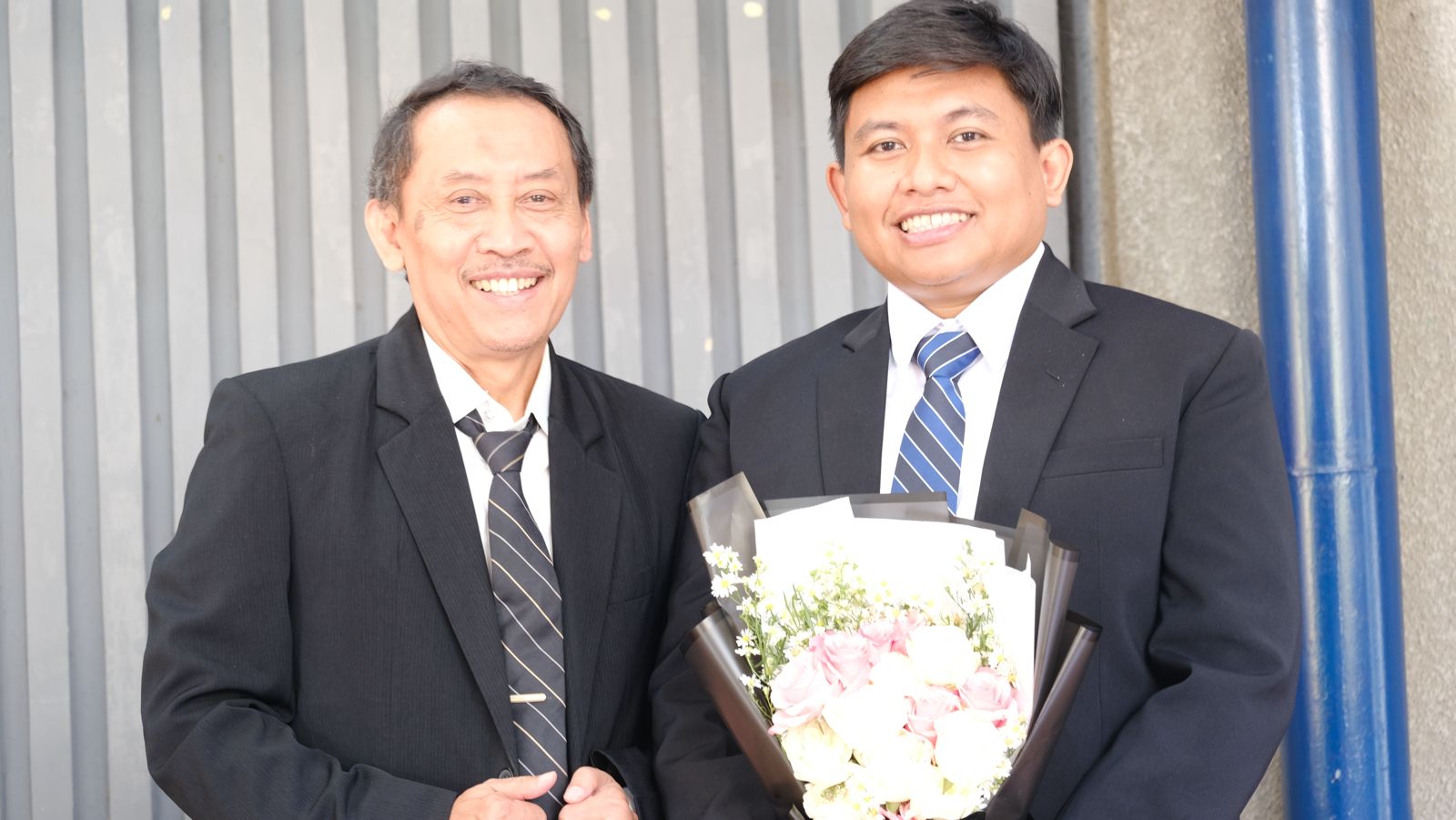Muhammad Taufiqi, kanan, bersama Prof. Agus Purwanto setelah sidang doktor di ITS